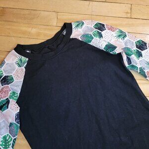 Mam'Zelle (Assemblé au Québec) Black Raglan Top Hexagon Tropical Print Sleeves